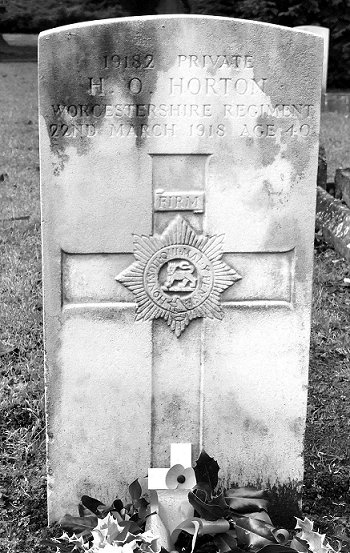 Private Harry Oswald Horton (19182) war grave