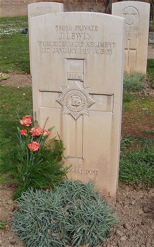 Private John Lewis (38056) war grave