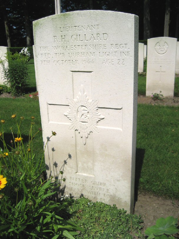 Lieut. R. H. Gillard war grave