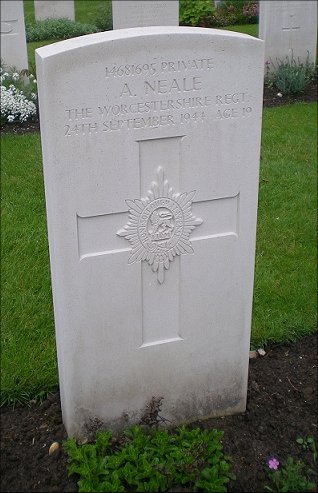 Private Alan NEALE (14681695) war grave